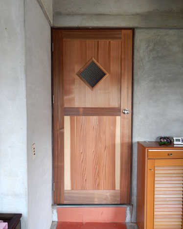 杉で作ったドア